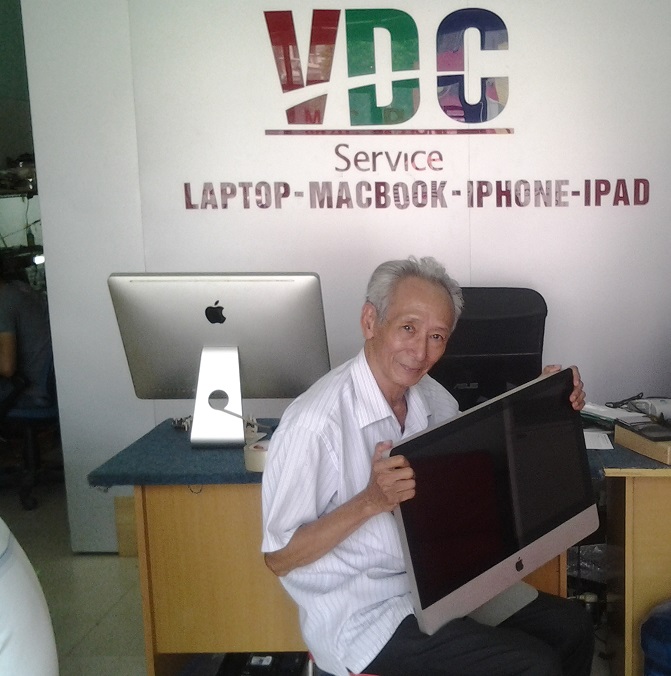 Bác Vân 74 tuổi khách hàng sửa IMAC tại applehanoi.com